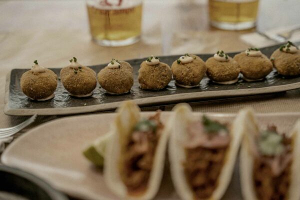 Croquetas caseras servidas en el restaurante DUNNA Tarifa